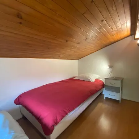 Mansardé Dans Maison Avec Jardin En Bord De Piste, Vue Montagne *