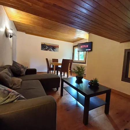 Appartement Mansardé Dans Maison Avec Jardin En Bord De Piste, Vue Montagne *